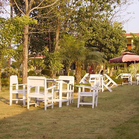 Hotel Rainforest Sauraha Ngoại thất bức ảnh