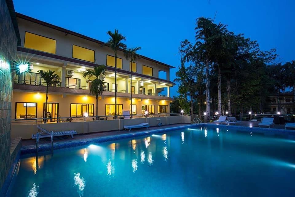Hotel Rainforest Sauraha Ngoại thất bức ảnh
