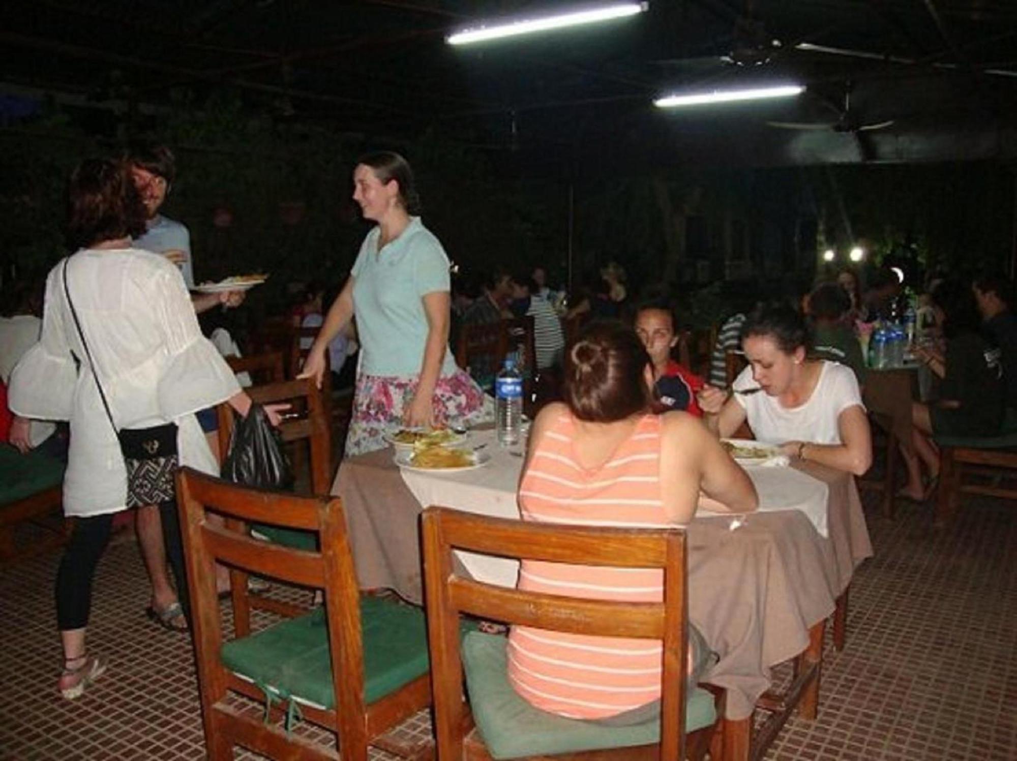 Hotel Rainforest Sauraha Ngoại thất bức ảnh