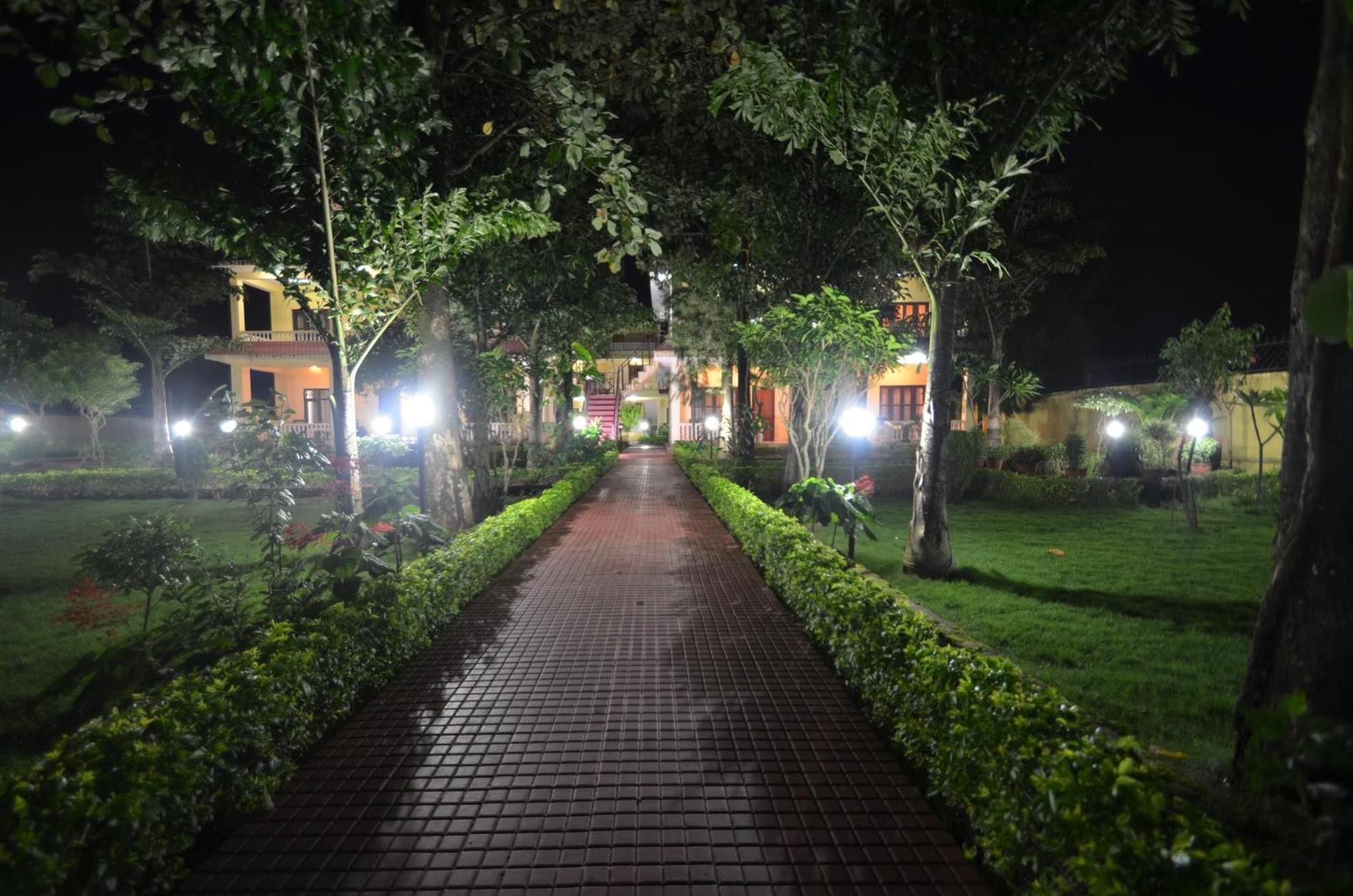 Hotel Rainforest Sauraha Ngoại thất bức ảnh