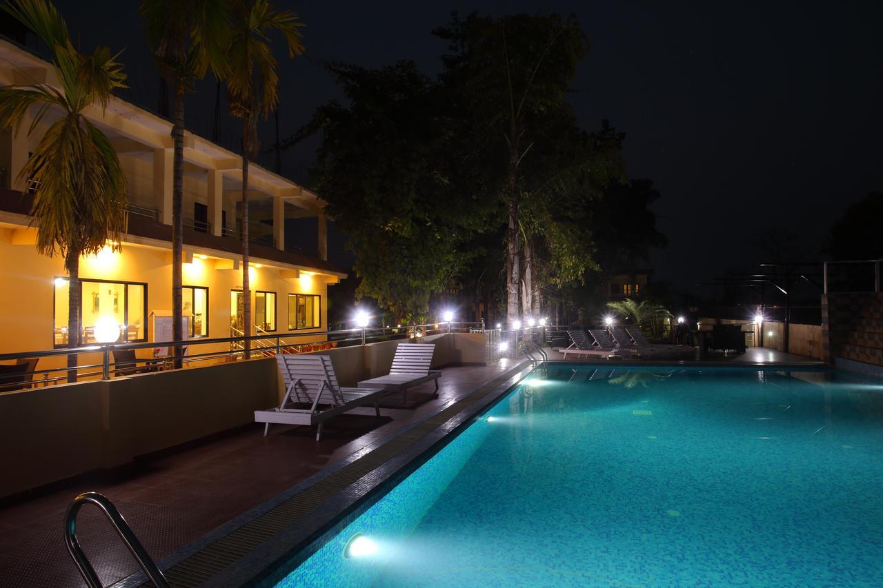 Hotel Rainforest Sauraha Ngoại thất bức ảnh