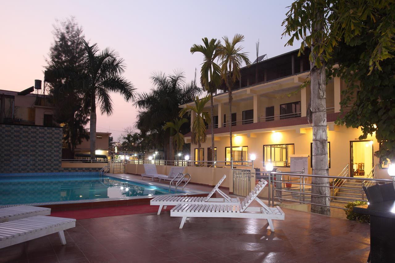 Hotel Rainforest Sauraha Ngoại thất bức ảnh