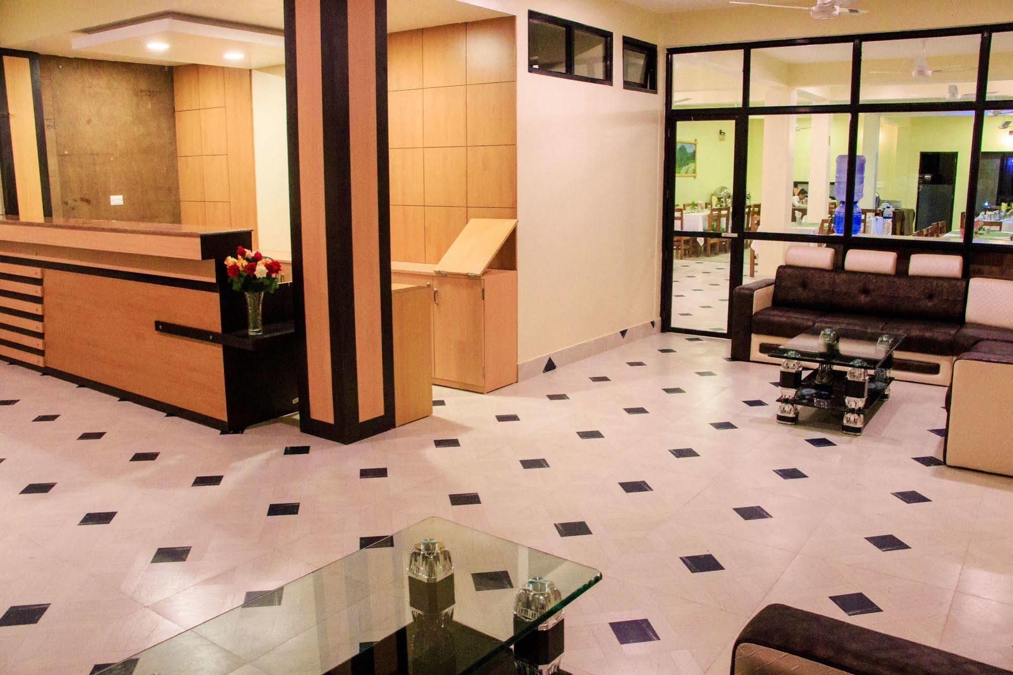 Hotel Rainforest Sauraha Ngoại thất bức ảnh