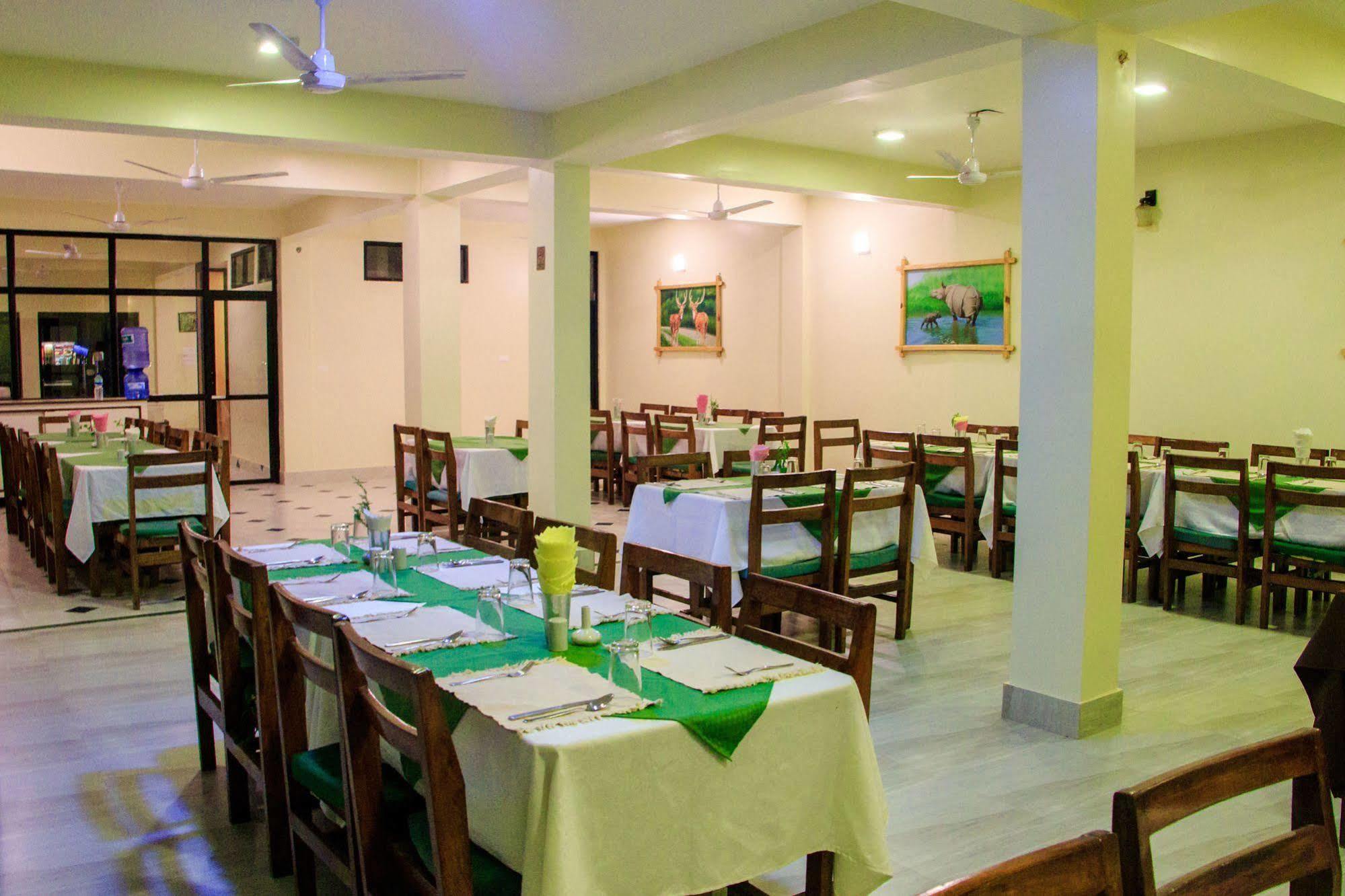 Hotel Rainforest Sauraha Ngoại thất bức ảnh