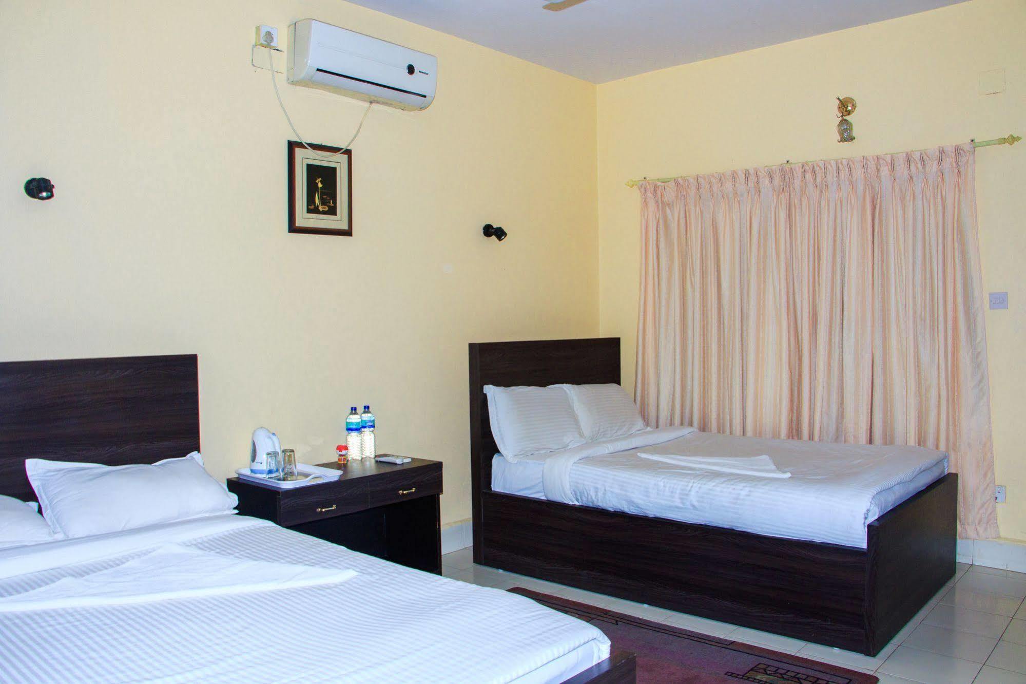 Hotel Rainforest Sauraha Ngoại thất bức ảnh