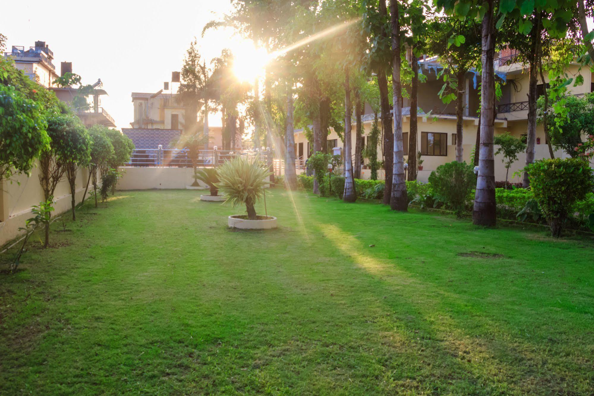Hotel Rainforest Sauraha Ngoại thất bức ảnh