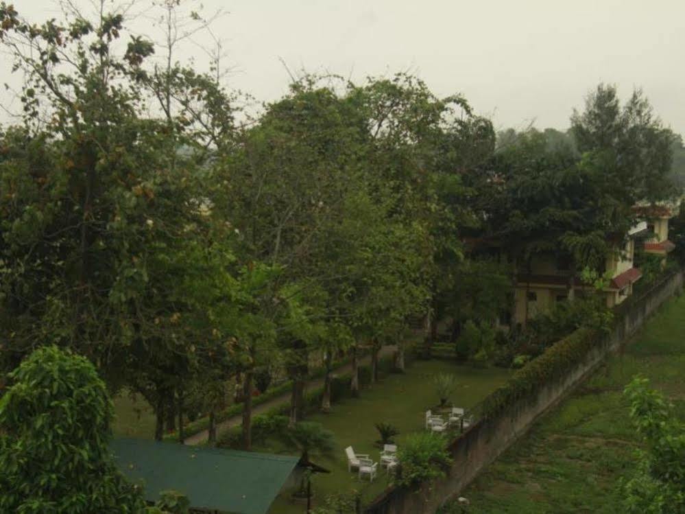 Hotel Rainforest Sauraha Ngoại thất bức ảnh