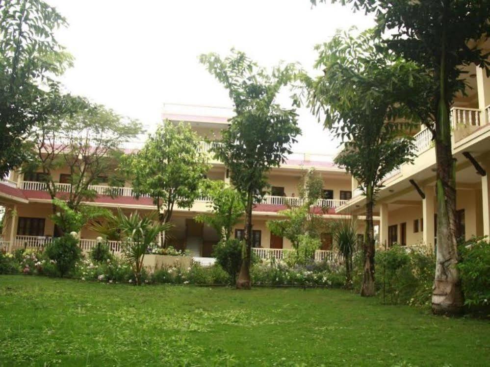 Hotel Rainforest Sauraha Ngoại thất bức ảnh