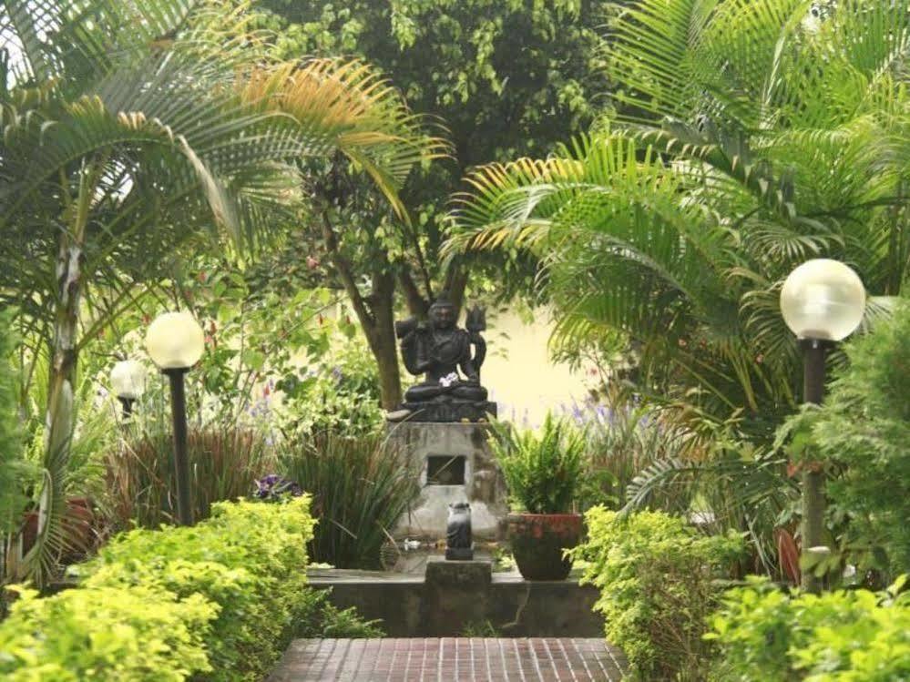 Hotel Rainforest Sauraha Ngoại thất bức ảnh