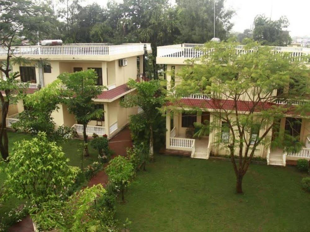 Hotel Rainforest Sauraha Ngoại thất bức ảnh