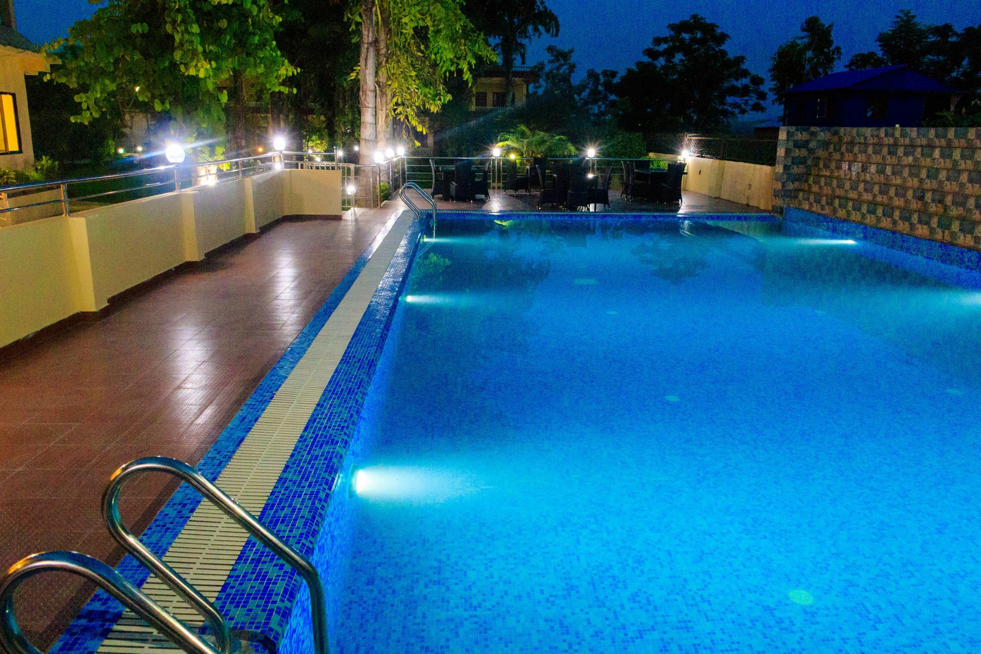 Hotel Rainforest Sauraha Ngoại thất bức ảnh