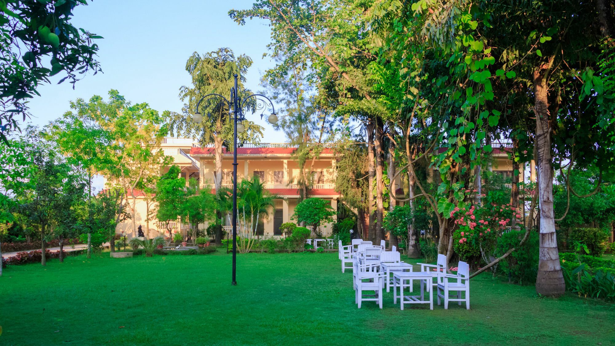 Hotel Rainforest Sauraha Ngoại thất bức ảnh